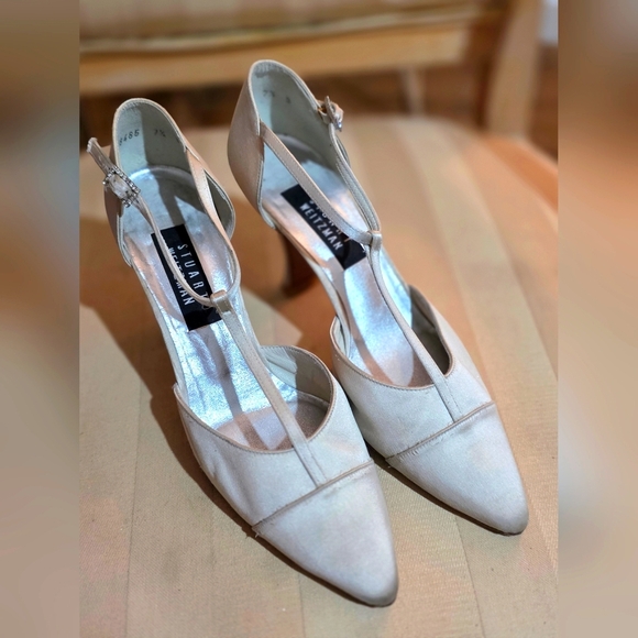 STUART WEITZMAN CREAM HEELS W/ RHINESTONE BUCKLE SIZE 7.5 - Picture 1 of 11